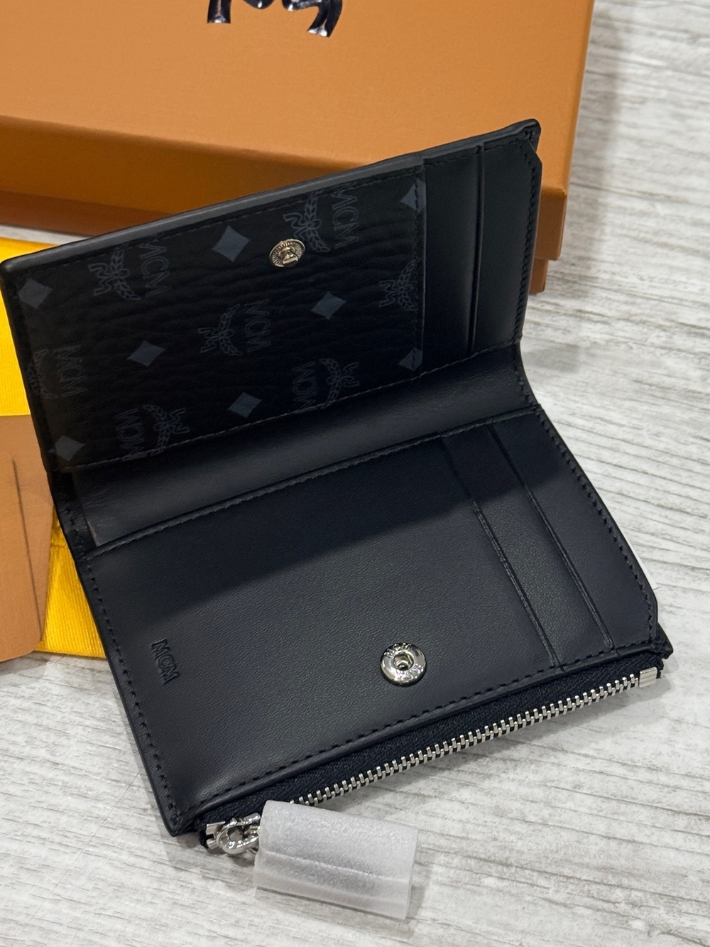 MCM x Hello Kitty Bifold Wallet - Japan exclusive! - BNIB - Picture 8 of 10